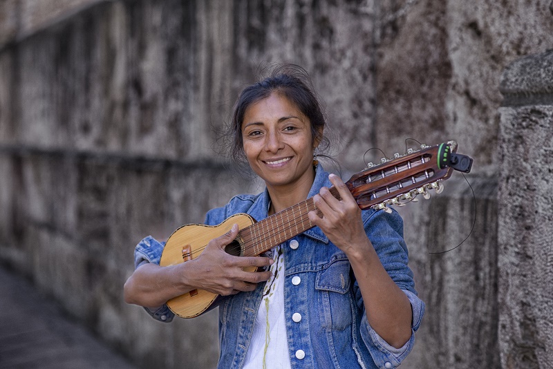 MUJERES CON CHARANGO